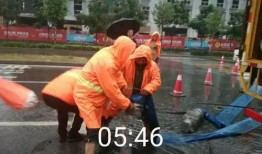 西安雨天爆料视频,街头景象惊心动魄